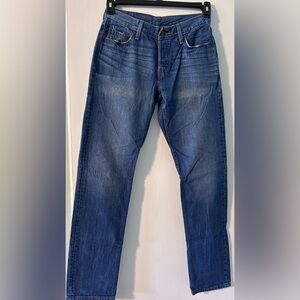 Women’s levi’s jeans.